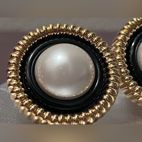 Oversized round faux Pearl earrings with black enamel and ribbed texture detail - Picture 6 of 10